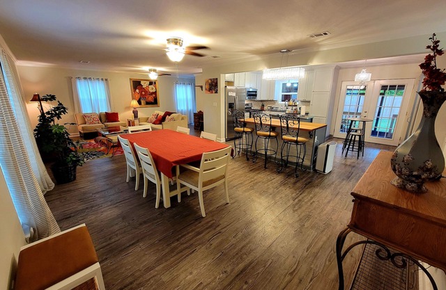 Fabulous, cozy cottage, w Hot Tub, 20-25 mins to Pensacola & Perdido Key Beach