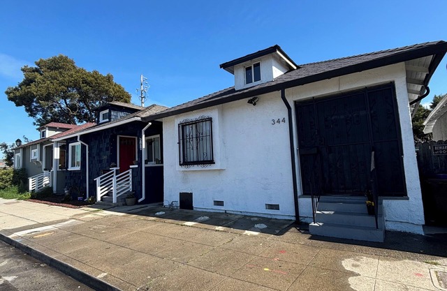 Fabulous entire 2-bedroom house with onsite washer/dryer in Richmond near Bart.