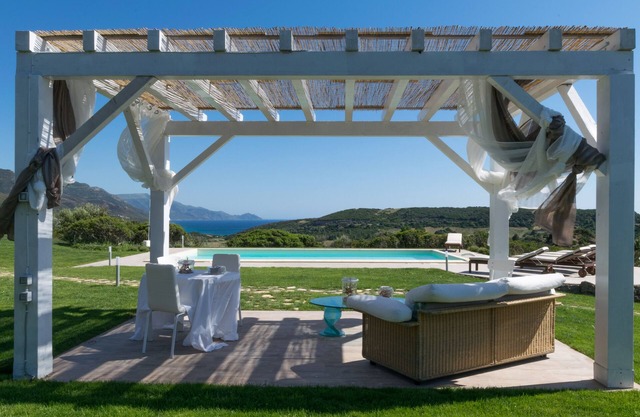 Fabelhafte exklusive Villa mit Meerblick in Strandnähe