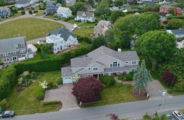 Fabulous home, walk to beach, dine outside, large yard,3 bed 2 bath