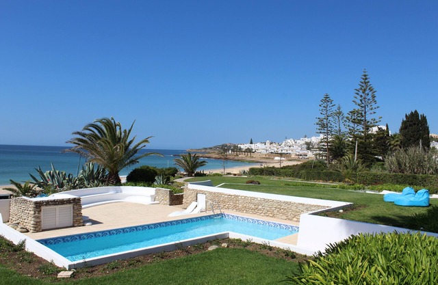 Fabulous Large Beachfront Villa mit beheiztem Pool, Reinigungsservice, weitläufigen Garten