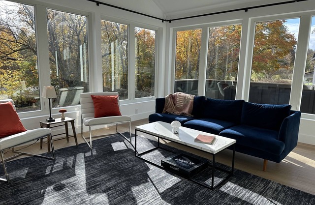 Fabulous In-town Stockbridge Pied-á-Terre, pet friendly!