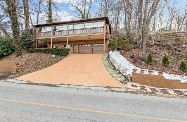 Fabulous lake view abode with five bedrooms and balcony - pool & tennis access
