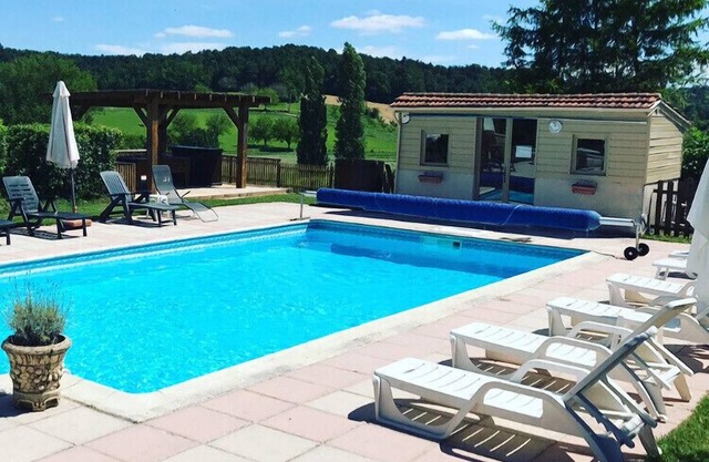 Charmantes, freistehendes Haus mit 2 Schlafzimmern, Nr. Brantome, beheiztem Pool und Sauna