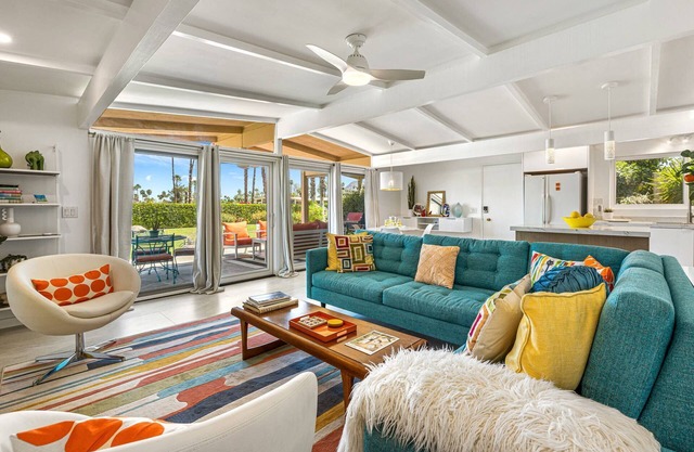 Fabulous Mid-Century Fun Condo, South Palm Desert!