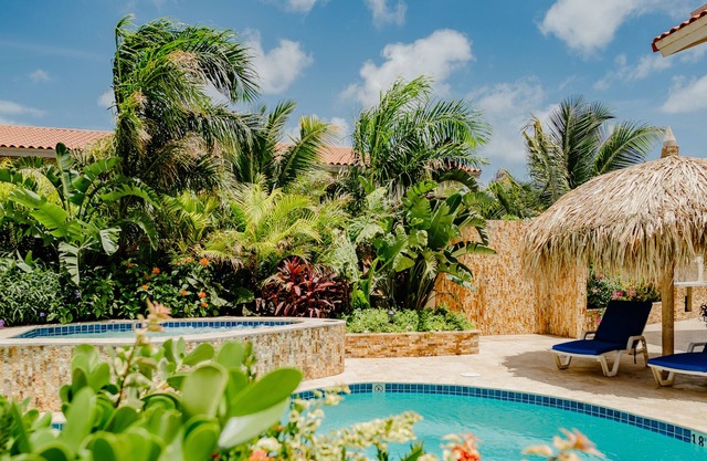 Fabelhaftes, modernes Apartment mit 2 Schlafzimmern, tropischem Garten, Pool und Whirlpool