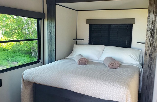 Fabulous new 2 bedroom camper with ocean view. 5 min from Aboiteau Beach!