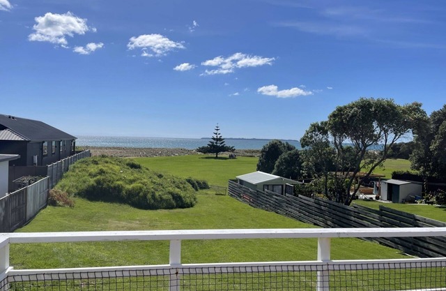 Fabulous Ocean and Reserve Views - Papamoa Beach