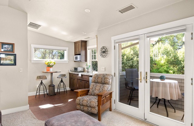 Fabulous ParkSide King Suite Studio w/ Balcony - Steps away from Lower Bidwell Park