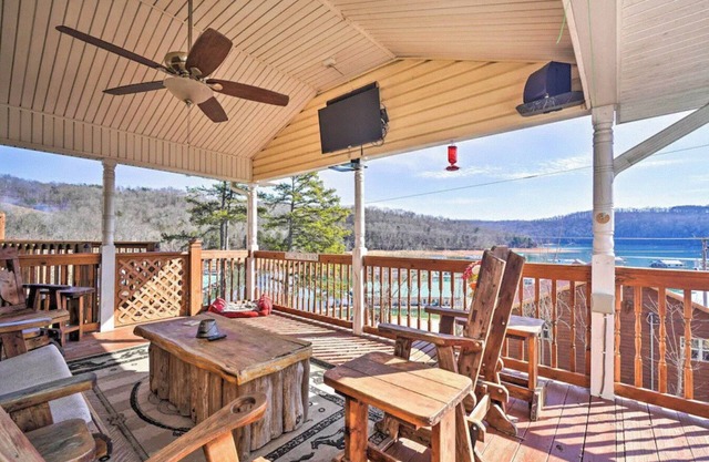 Fabulous view, walking distance from Flat Hollow Marina