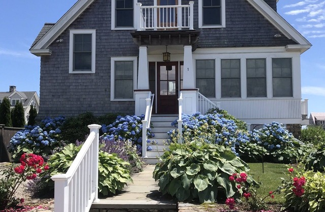 Fabulous waterfront property, 3 bed/3 bath, walk to beach.