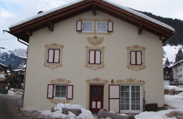 Facing the ski slopes, a stone's throw from the cable car departure for the sellaronda