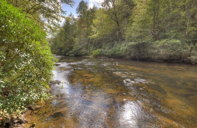 Ein wahres Juwel in Fightingtown Creek Frontage