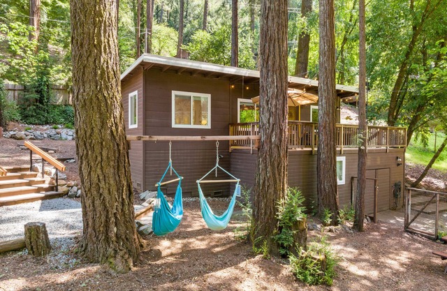 Faeya Grove - Charming Family Getaway! Remodeled, short drive to Russian River.