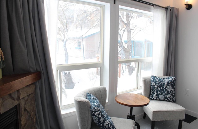 Fair Wind Cottage- relaxing space with fireplace - Studio Suite