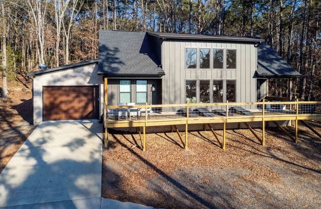 Fairfield Bay 4-Bedroom Cabin, Sleeps 12 - Quiet & Relaxing