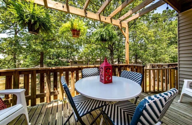 Fairfield Bay Gem w/ pool access and 4 Mi to Lake.