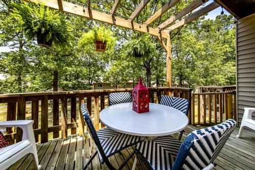 Fairfield Bay Gem with pool access and 4 Mi to Lake