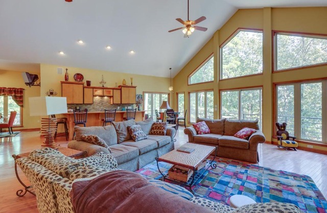 Fairfield Bay Retreat with Fireplaces and Lake Access