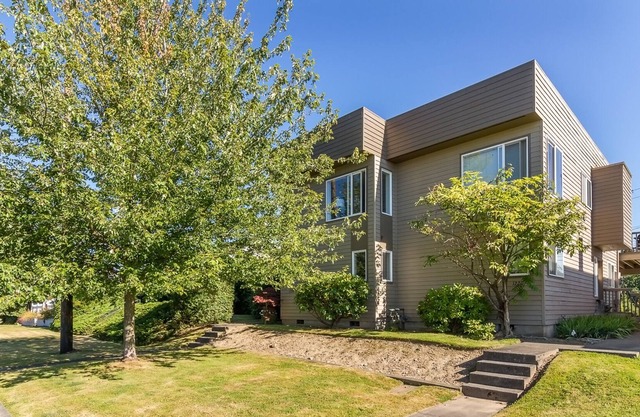 Fairhaven Remodeled 2 Bdrm Urban Townhome at 1224 Larrabee Ave
