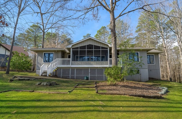Fairway Views, Screened Porch and BBQ in Hot Springs Village Gated Community! Golfers’ Dream Escape