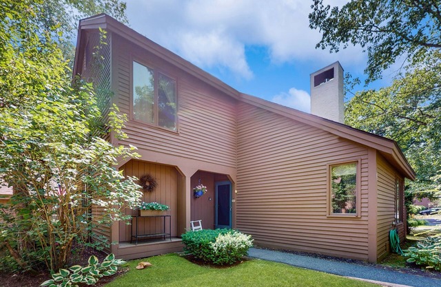 Fairway Village condo on golf course w/private patio, fireplace & amenities