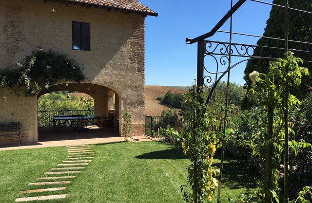 Märchenhaus mit Panoramablick auf die Hügel von Monferrato