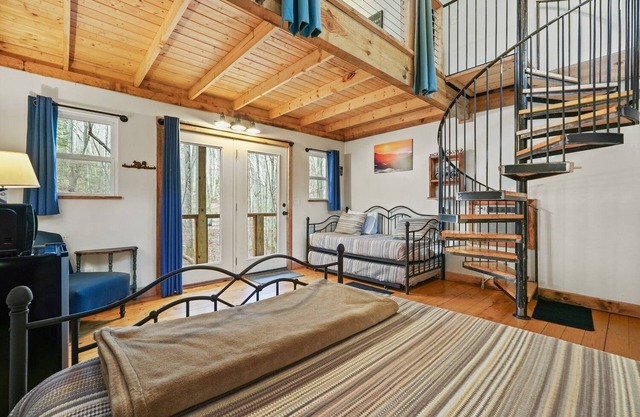 Fairytale SQUIRREL'S NEST cabin at Mulberry Gap in Ellijay!