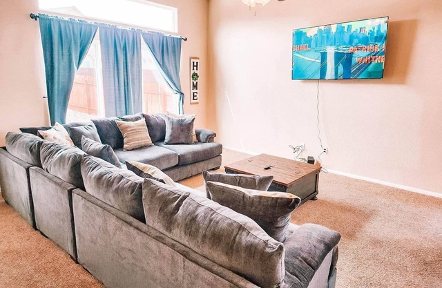 Falcon Retreat! Pet Friendly King Beds