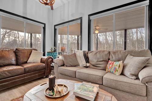 Fall and Winter Forest Retreat Private Spa & Sauna