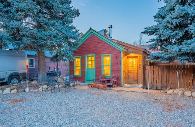 2 Bed 2 Bath, Downtown CB, Hot Tub, Fireplace, Parking, Yard! Nordic skiing!