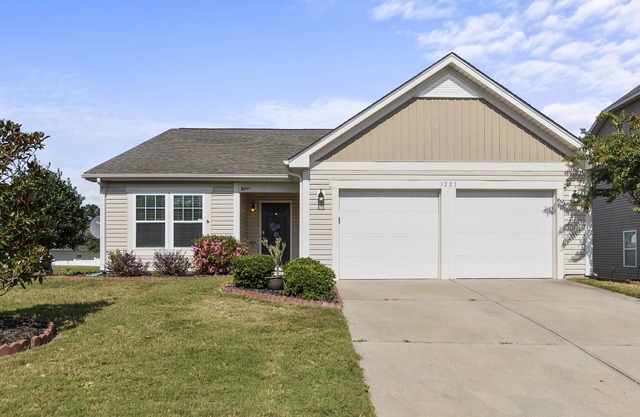 Peaceful Midland Cottage- Family & Pet Friendly, Near Golf, Parks, Nature Trail & Shopping! +15% Off
