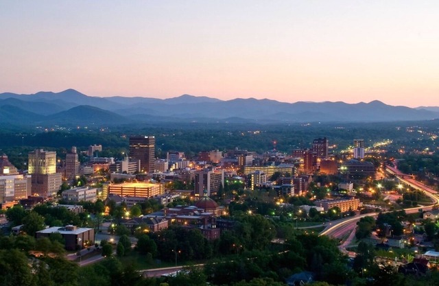 Asheville gem in the ❤️of downtown! Easy walk to many venues! Come stay!