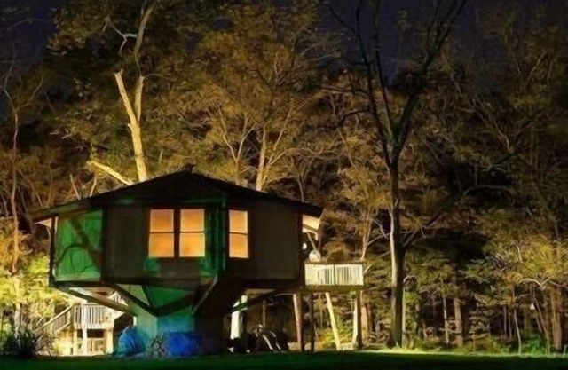 Fall FUN in Creekside Treehouse w Hot Tub, Bonfires, Pets OK
