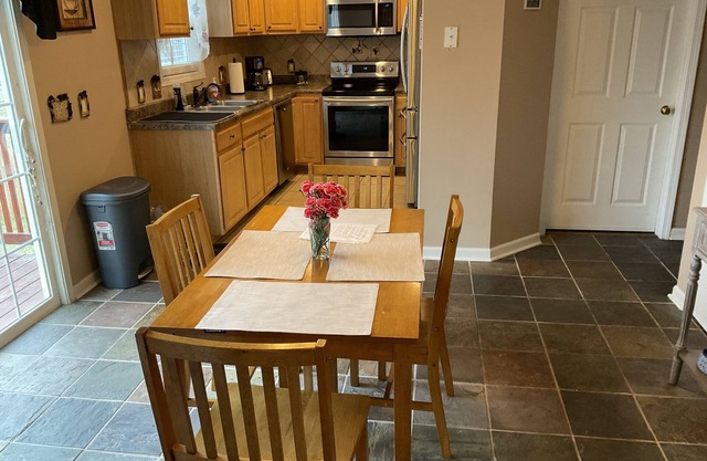 Fall in the Smokies! 3 BR 2.5 bath with Master Suite. Close to everything!!