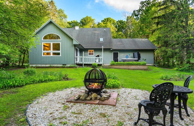 Hot Tub & Game Room, Walk to Marina, Pets welcome