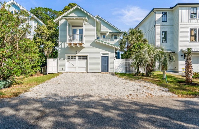 The Hidden Palm: Luxurious 5-Bed Home, Screened Porches, Game Room & Marsh Views!
