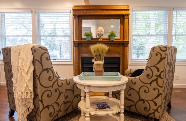 Cozy farmhouse near Mountains: Free Ski Rental, Large Deck, ideal location for outdoor exploration!