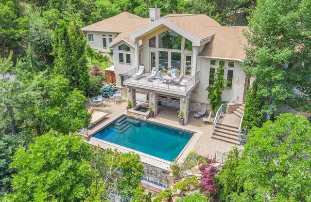 Majestic Views: Pool, Hot Tub, Game Room, Spacious, Free local activity passes! Your Mountain Haven!