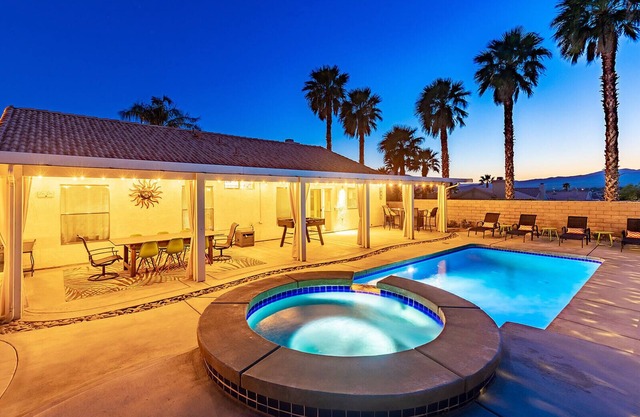 Fall Special! The House of 8 Palms: Views, Pool, King Bed, Games & Much More!