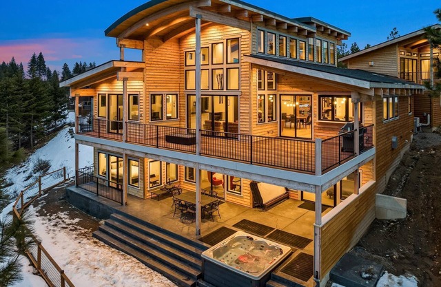 Summer fun! 5bd/4.5ba home with spectacular views in the center of the resort!