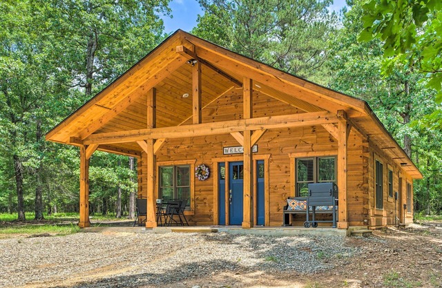 'Falling Star' Eagletown Cabin w/ Hot Tub: Pets OK