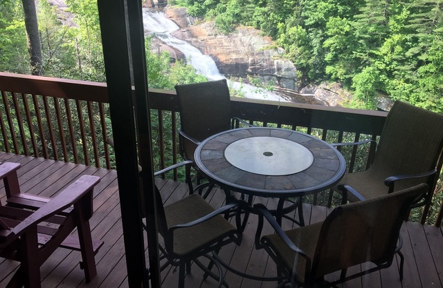 Fallendes Wasser ~ 2br / 2ba Luxuriöse Bergwohnung auf den Toxaway Falls