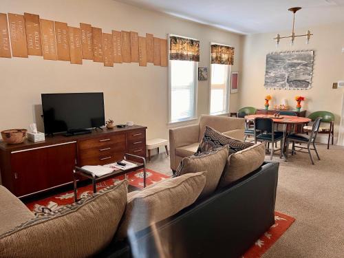 Falls Retreat - Walk to the Falls, the Casino and all Downtown Restaurants - Across from the Aquarium