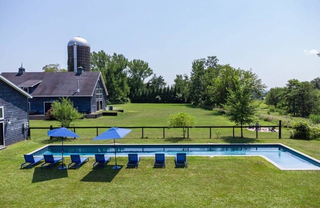 Falls Road - Stunning Views in a Restored Barn