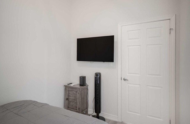 Falls Urban Escape: Trendy 2 Bedroom Oasis