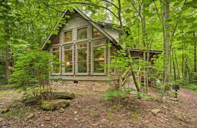 Falls View Cabin at Dennis Mill on designated trout stream.