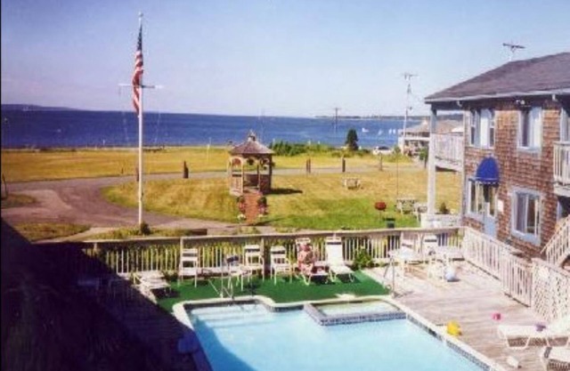 Falmouth Heights/Cape Cod Beach Resort w private resort beach