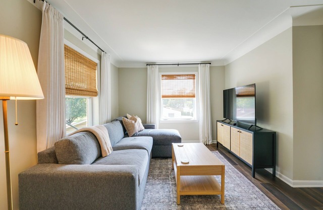 Families Welcome! Convenient Roseville Duplex