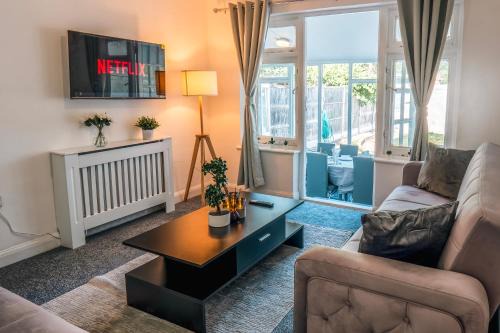Family 4-Bed Wembley Stadium Home - Parking & Long Stays